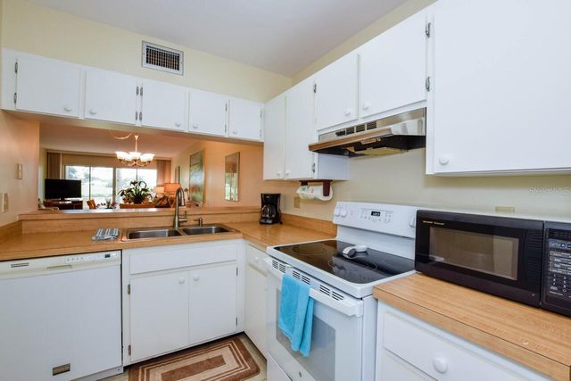 439 CERROMAR LANE 310, Venice, FL 34293