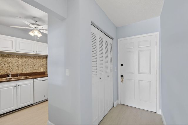 1432 S Lakeside Drive 4, Lake Worth, FL 33460