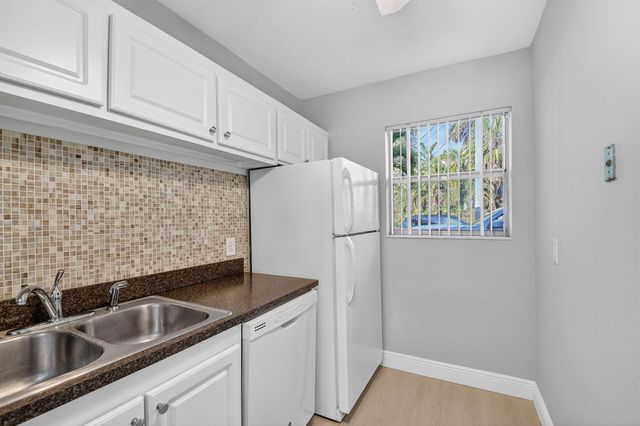 1432 S Lakeside Drive 4, Lake Worth, FL 33460