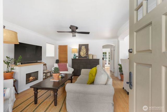 4311 NE 55th Street, Seattle, WA 98105