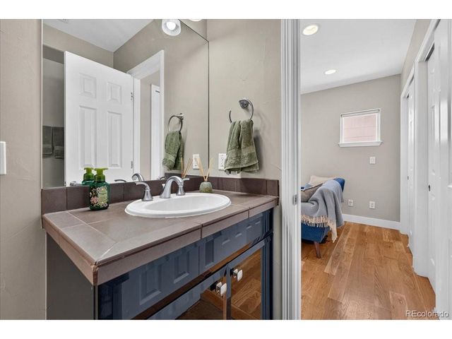 1657 N Franklin St, Denver, CO 80218