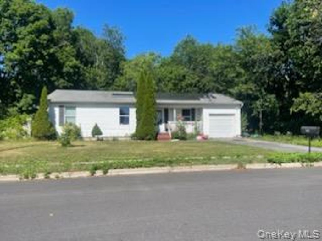 316 Leaf Avenue, Central Islip, NY 11722
