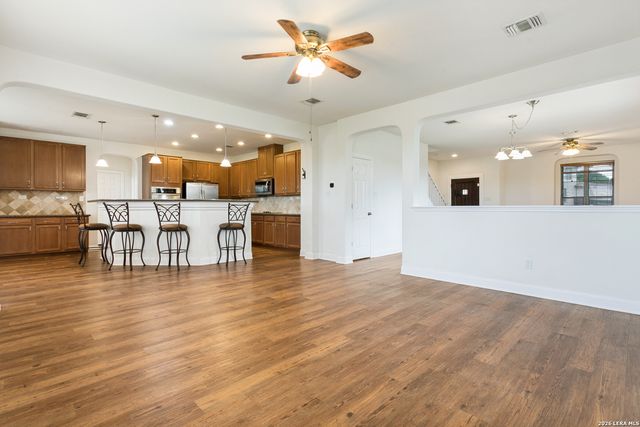 10801 FOX CRST, Live Oak, TX 78233