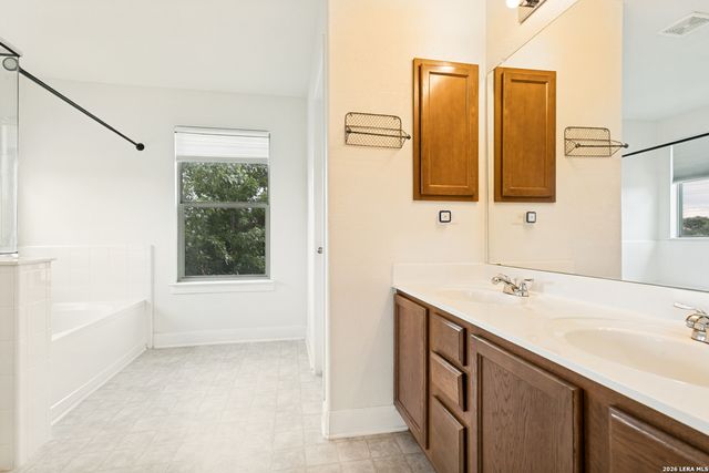 10801 FOX CRST, Live Oak, TX 78233