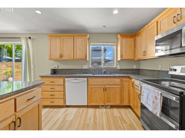 7143 Se AUSTIN Dr, Hillsboro, OR 97123