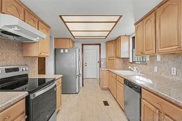 134 Spunky Creek Drive, Catoosa, OK 74015