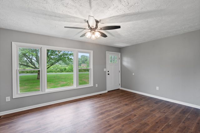 113 Brook St, Mc Ewen, TN 37101