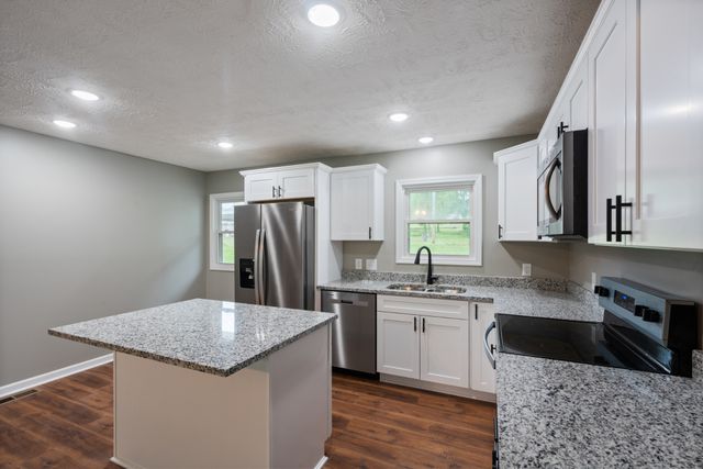 113 Brook St, Mc Ewen, TN 37101