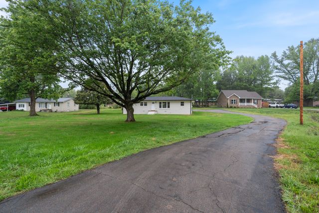 113 Brook St, Mc Ewen, TN 37101