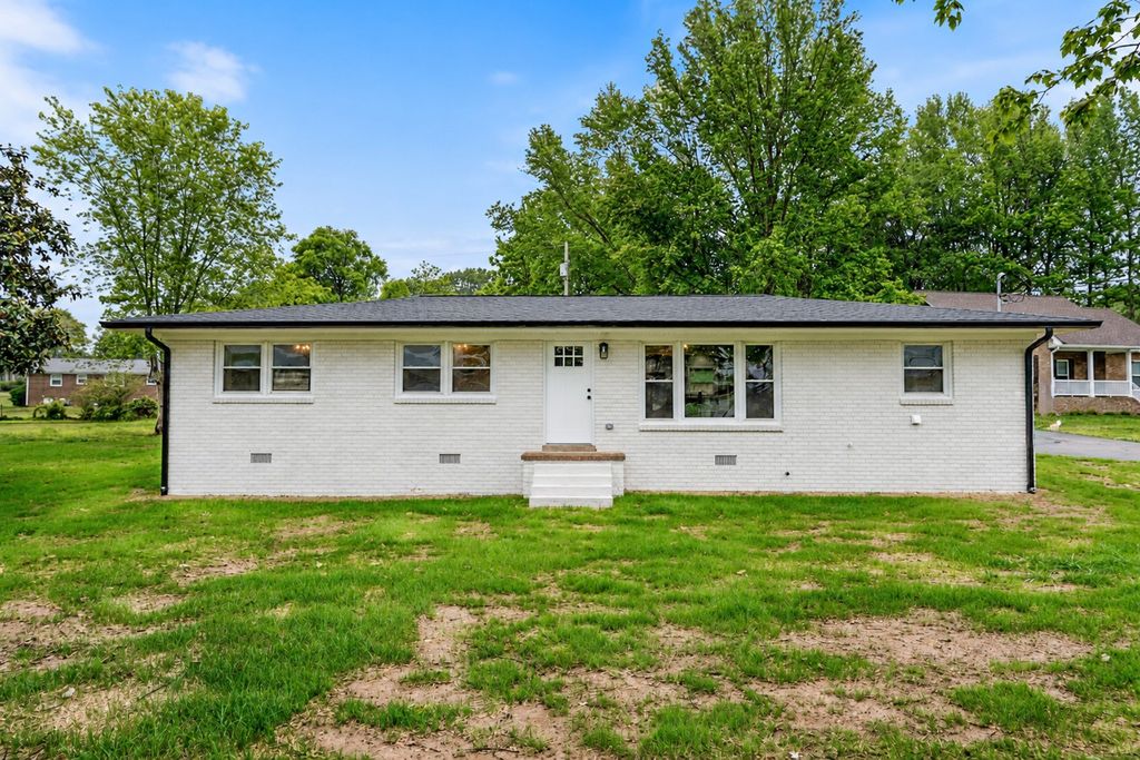 113 Brook St, Mc Ewen, TN 37101