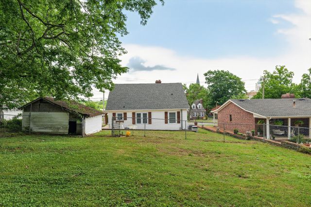 218 N 3rd St, Pulaski, TN 38478