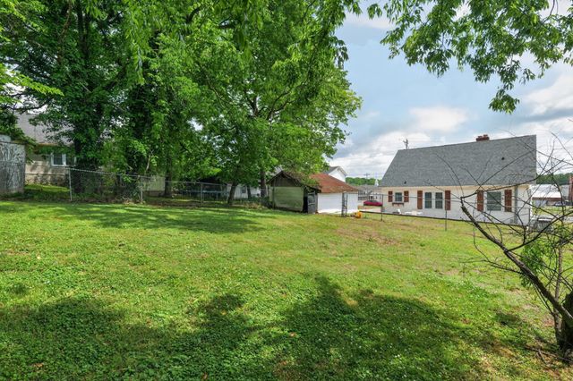 218 N 3rd St, Pulaski, TN 38478