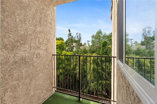 23401 Park Sorrento 34, Calabasas, CA 91302