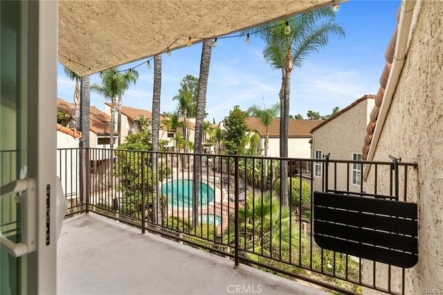 23401 Park Sorrento 34, Calabasas, CA 91302