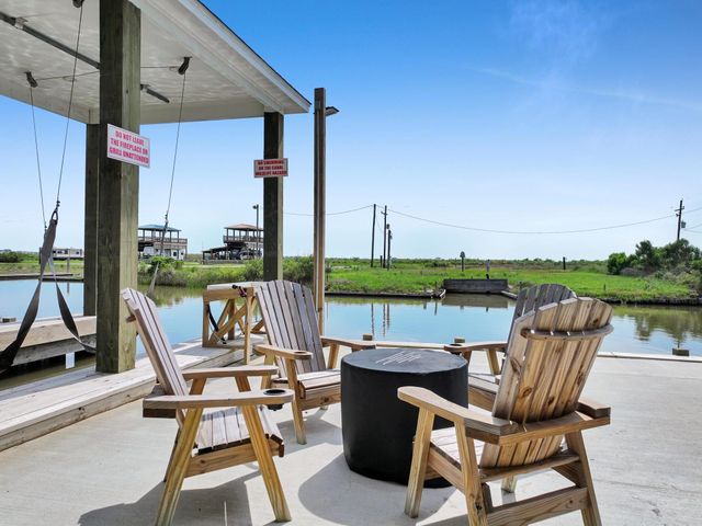 1297 Mabry Street, Gilchrist, TX 77617