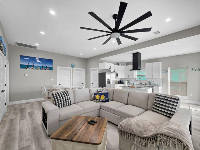 1297 Mabry Street, Gilchrist, TX 77617