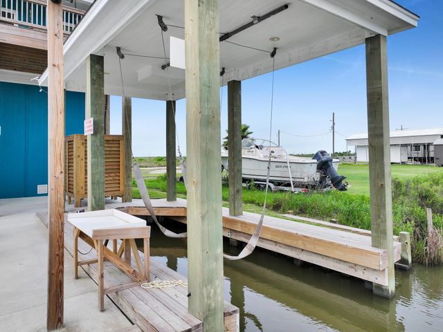 1297 Mabry Street, Gilchrist, TX 77617