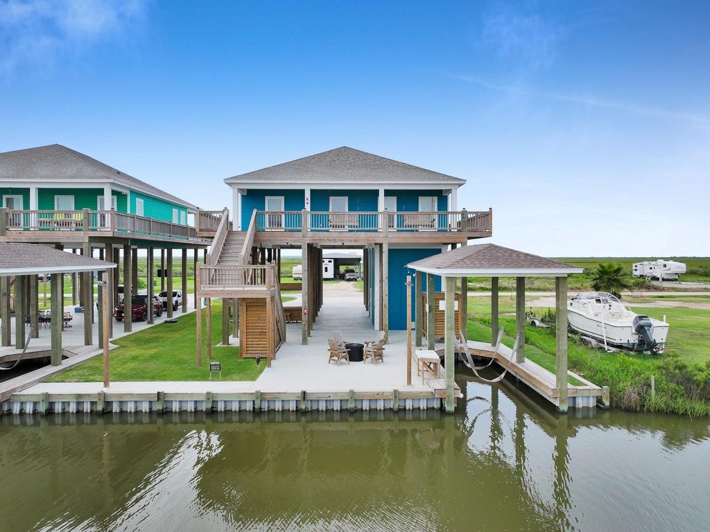 1297 Mabry Street, Gilchrist, TX 77617