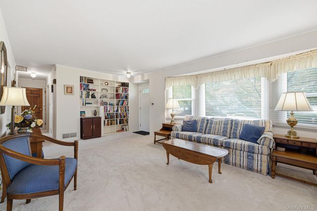 15 Frost Lane, Greenlawn, NY 11740