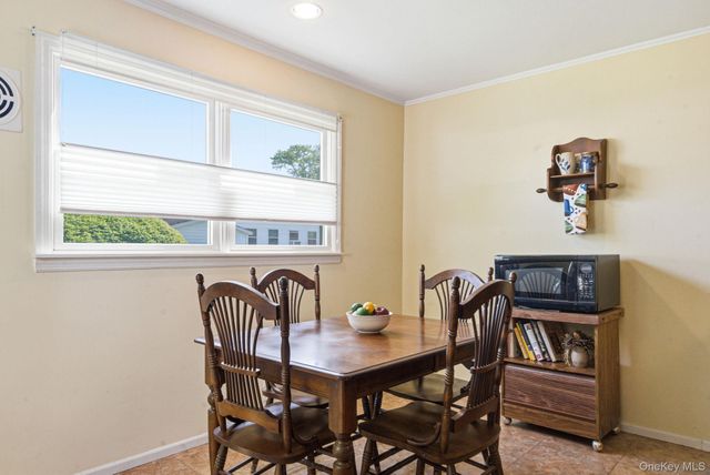 15 Frost Lane, Greenlawn, NY 11740