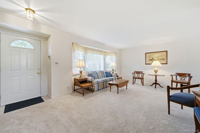 15 Frost Lane, Greenlawn, NY 11740