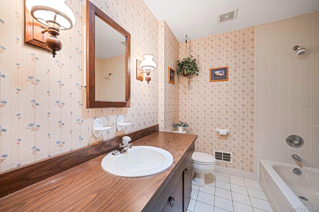 15 Frost Lane, Greenlawn, NY 11740