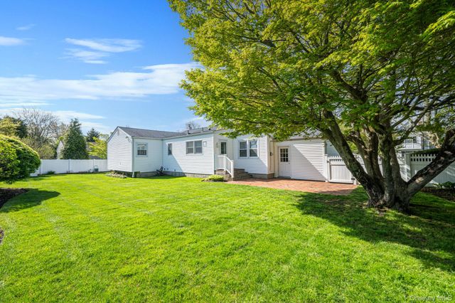 15 Frost Lane, Greenlawn, NY 11740