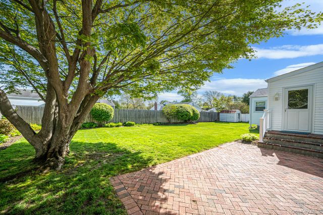 15 Frost Lane, Greenlawn, NY 11740