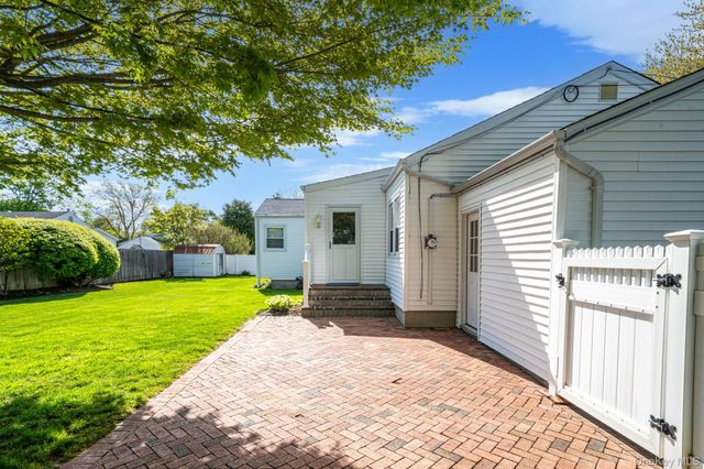 15 Frost Lane, Greenlawn, NY 11740