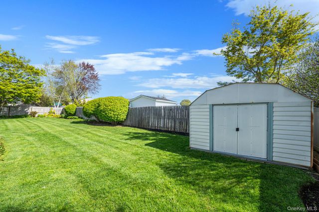 15 Frost Lane, Greenlawn, NY 11740