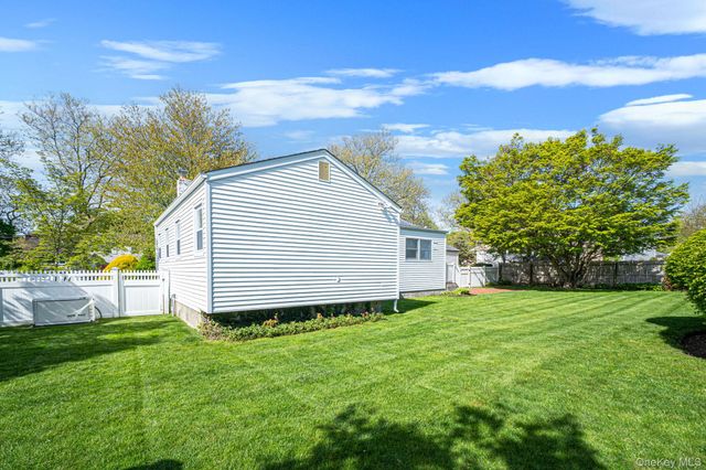 15 Frost Lane, Greenlawn, NY 11740