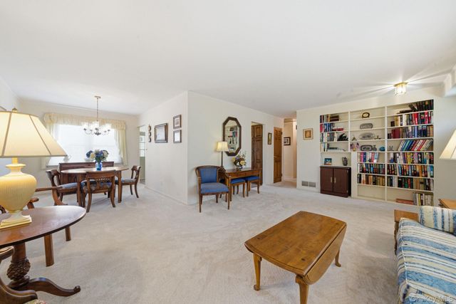 15 Frost Lane, Greenlawn, NY 11740