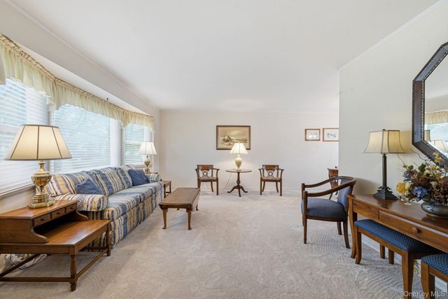 15 Frost Lane, Greenlawn, NY 11740