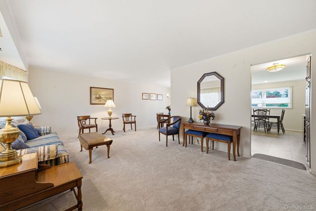 15 Frost Lane, Greenlawn, NY 11740
