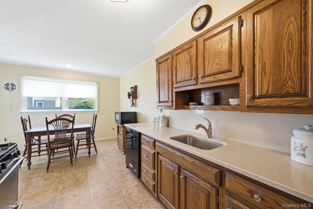 15 Frost Lane, Greenlawn, NY 11740