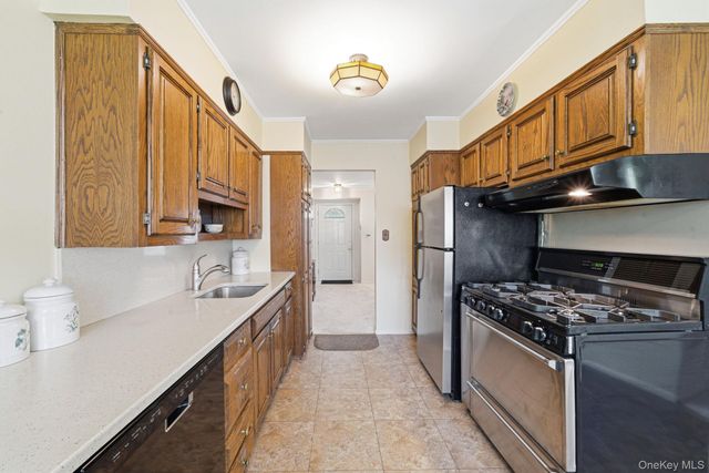 15 Frost Lane, Greenlawn, NY 11740