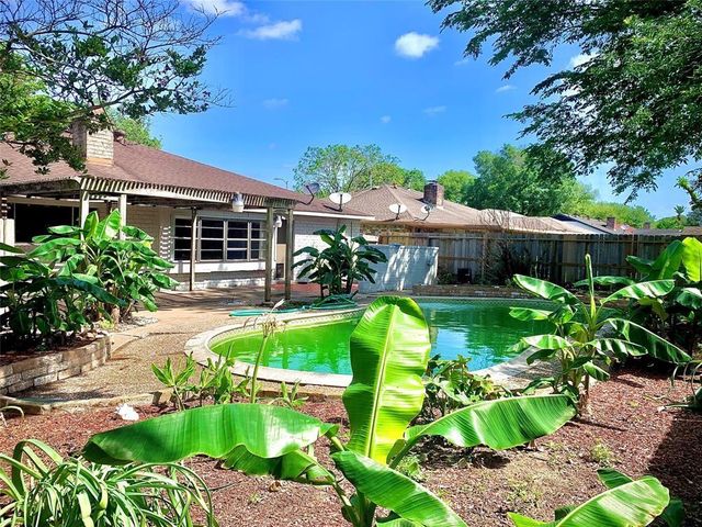 706 Voyager Drive, Houston, TX 77062