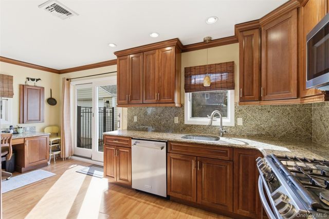 632 Wyngate Drive W, Valley Stream, NY 11580