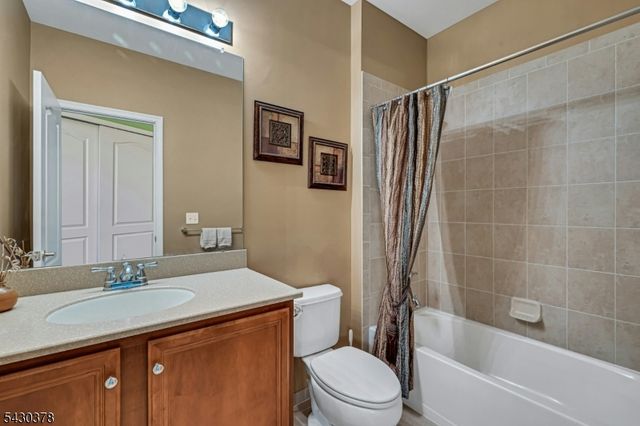 909 Brook Hollow Dr 909, Hanover Twp., NJ 07981