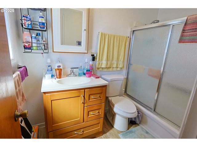 2345 STATE St, North Bend, OR 97459