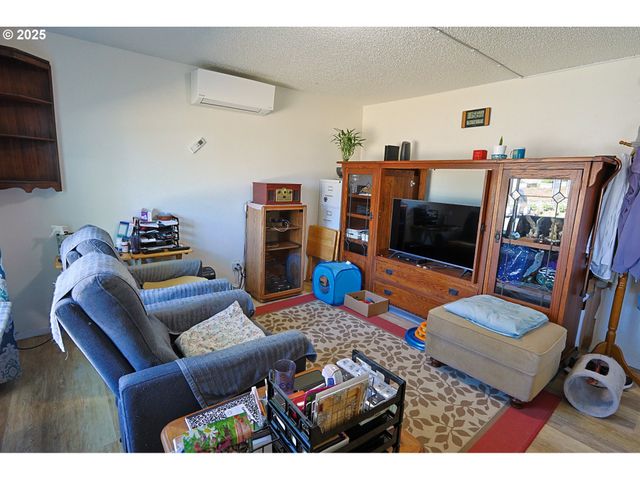 2345 STATE St, North Bend, OR 97459