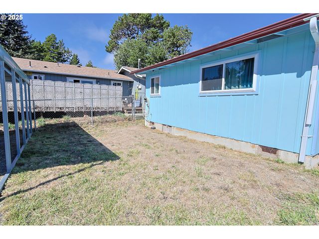 2345 STATE St, North Bend, OR 97459