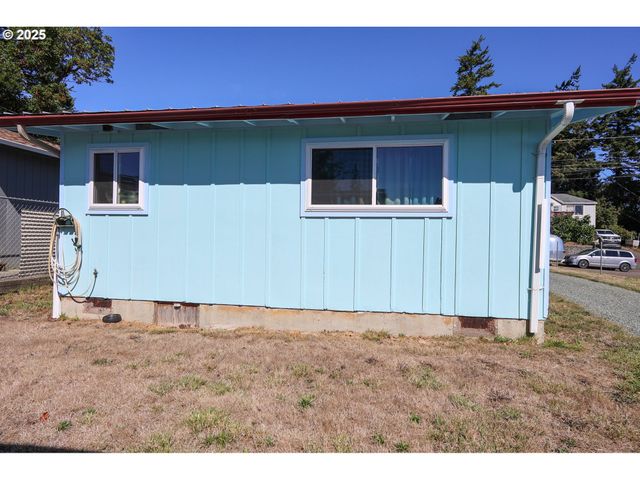 2345 STATE St, North Bend, OR 97459