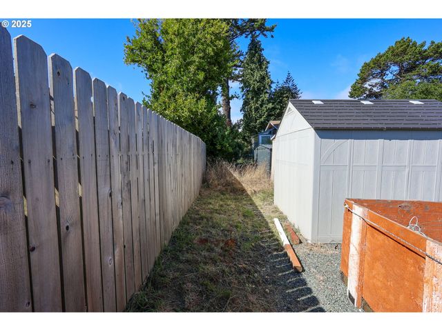 2345 STATE St, North Bend, OR 97459