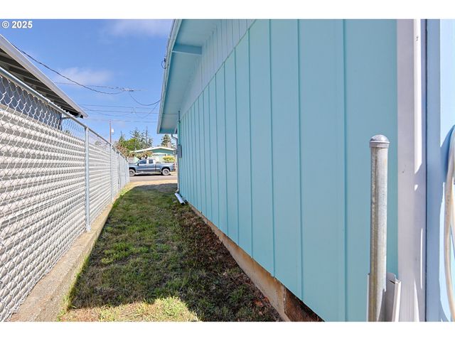 2345 STATE St, North Bend, OR 97459