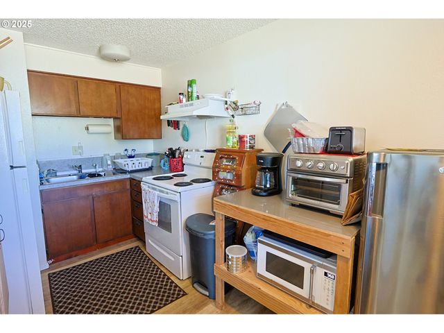 2345 STATE St, North Bend, OR 97459