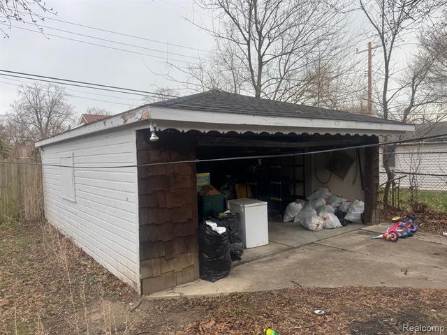 15831 Saratoga Street, Detroit, MI 48205