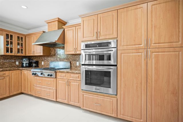 6185 W 10th Ave, Hialeah, FL 33012