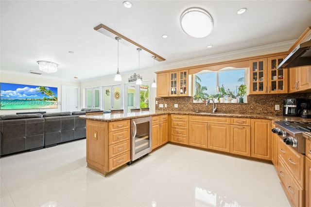 6185 W 10th Ave, Hialeah, FL 33012