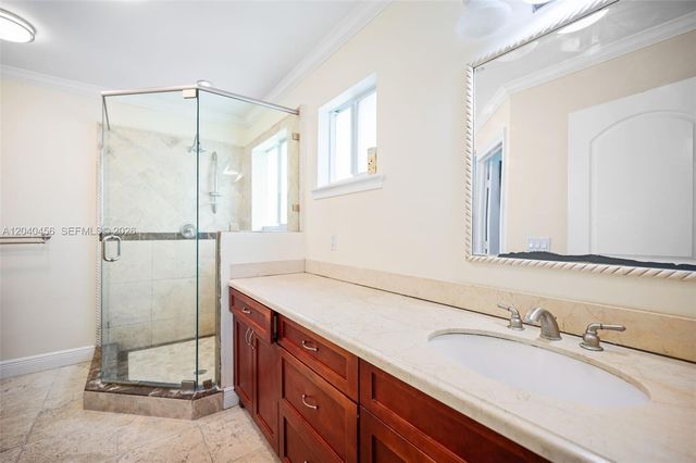 6185 W 10th Ave, Hialeah, FL 33012
